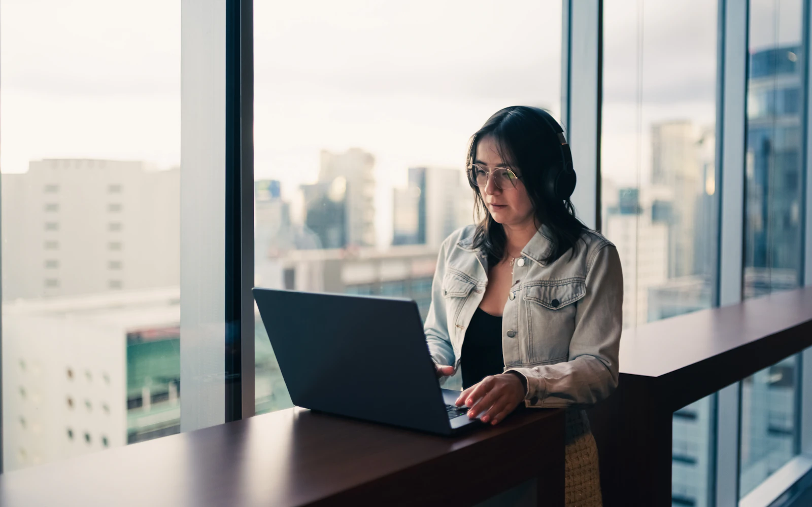 Consultant at a laptop deciding between LinkedIn articles vs posts